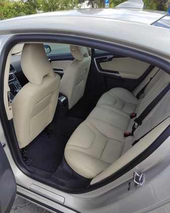 Volvo S60 cena 62900 przebieg: 141000, rok produkcji 2017 z Warszawa małe 232